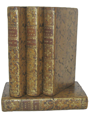 Montesquieu - De l'esprit des loix (& Defense) - Amsterdam 1759 (con 2 belle carte geografiche) Montesquieu - De l'esprit des loix (& Defense) - Amsterdam 1759 (con 2 belle carte geografiche)