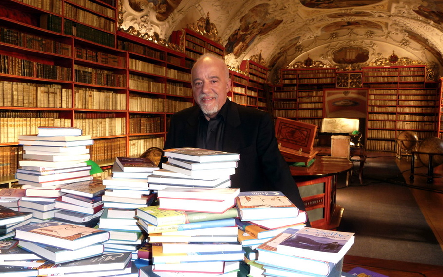 Paulo Coelho - Scrivere � una delle attivit� pi� solitarie del mondo Paulo Coelho - Scrivere � una delle attivit� pi� solitarie del mondo