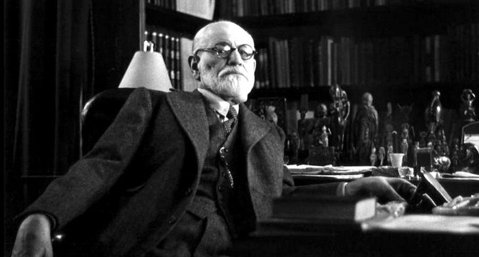 Sigmund Freud - La massa � un gregge che non pu� vivere senza un padrone