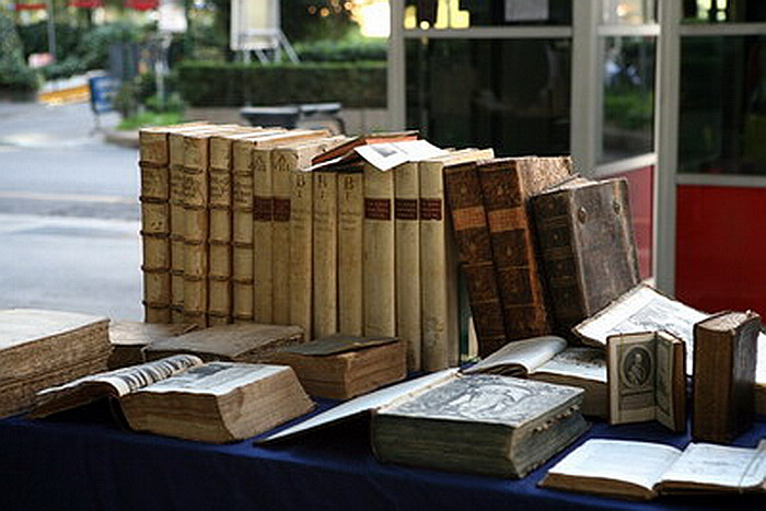 Vecchi libri in piazza - Milano, Piazza Diaz, tutte le seconde domeniche del mese Vecchi libri in piazza - Milano, Piazza Diaz, tutte le seconde domeniche del mese